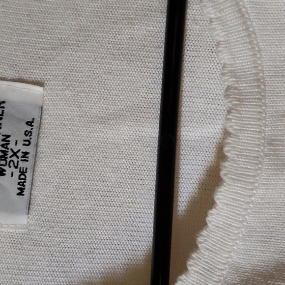 Womens 1 piece attched shell sweater set with buttons. - Picture 3 of 5